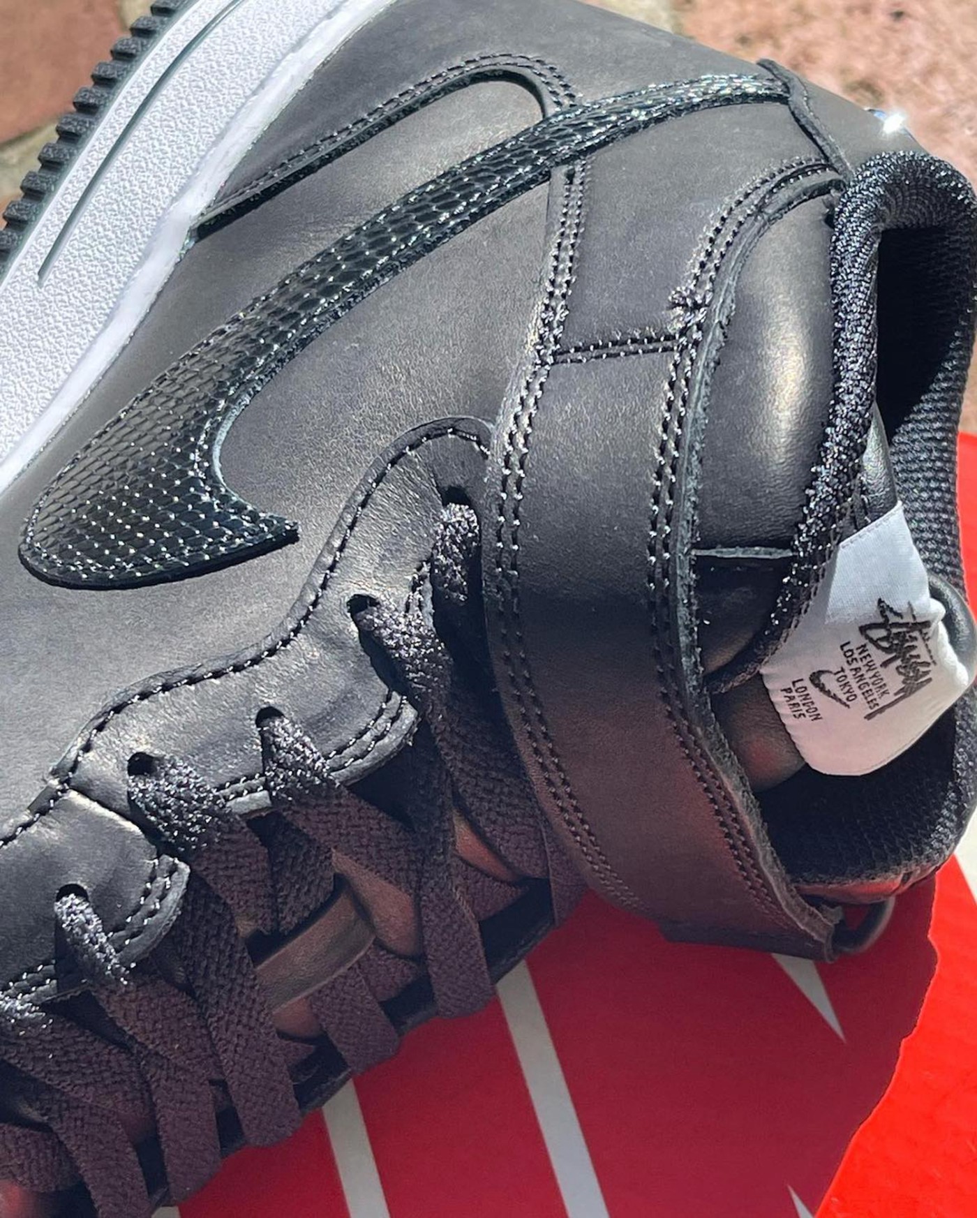 DJ7840-001,Air Force 1 Mid,Nik  Stüssy x AF1 最新实物曝光！网友：后跟镶钻可还行！？