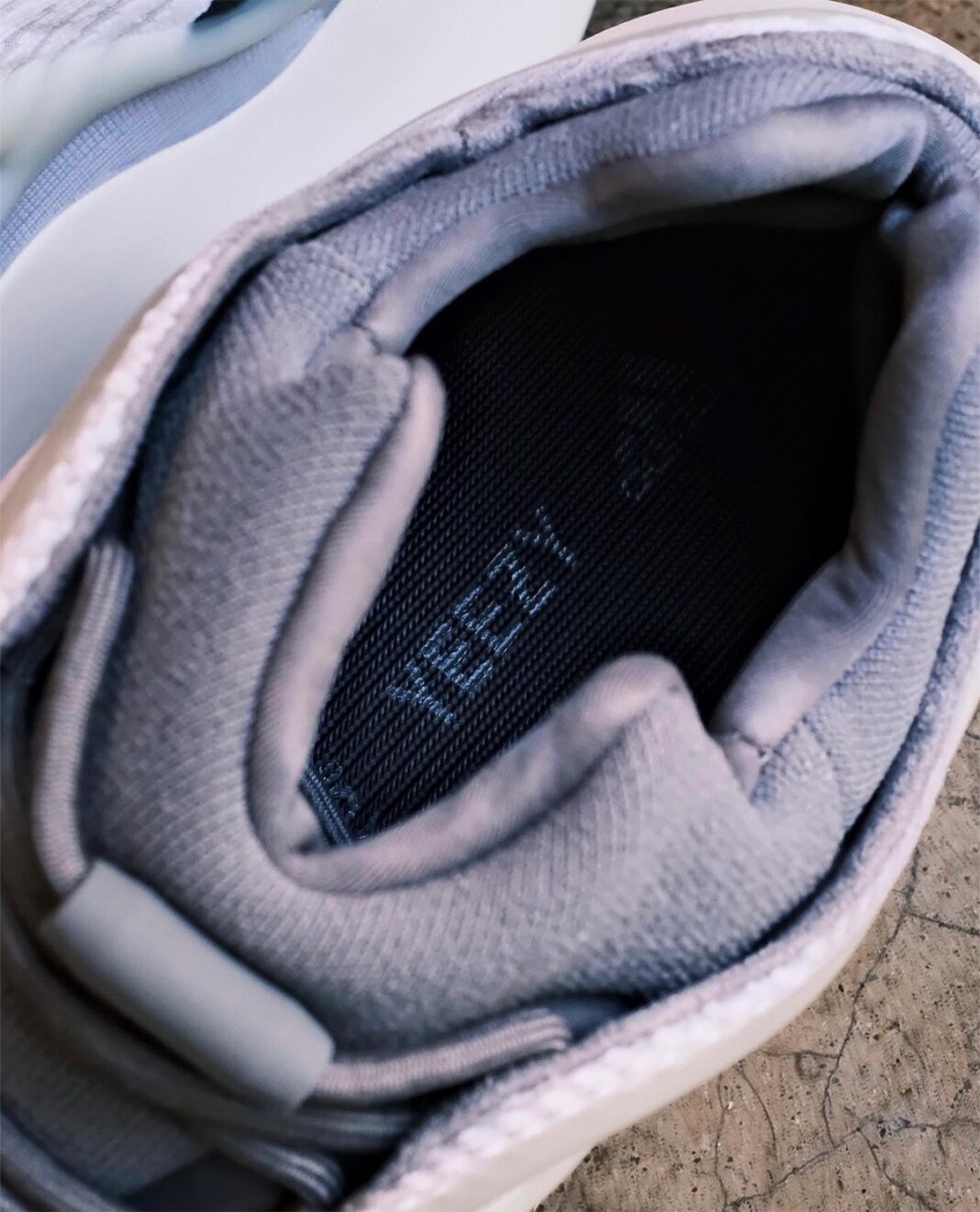 adidas,Yeezy 700 V3,Fade Salt,  最期待的「斑马」Yeezy 马上就要来了！只不过...