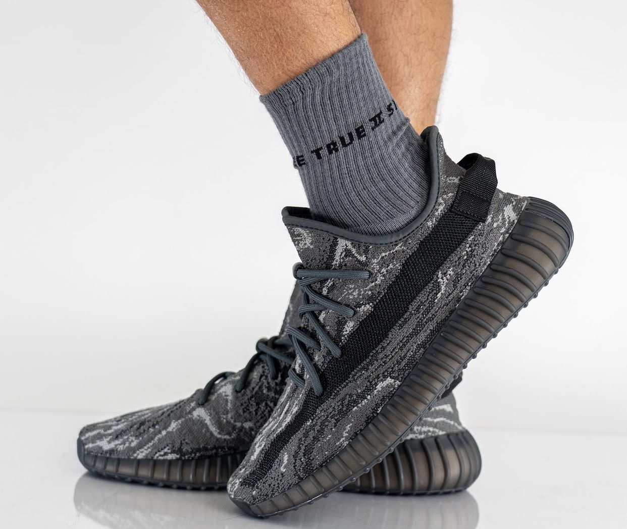 暗黑版暴龍獸yeezy350馬上要來了上腳你給打幾分