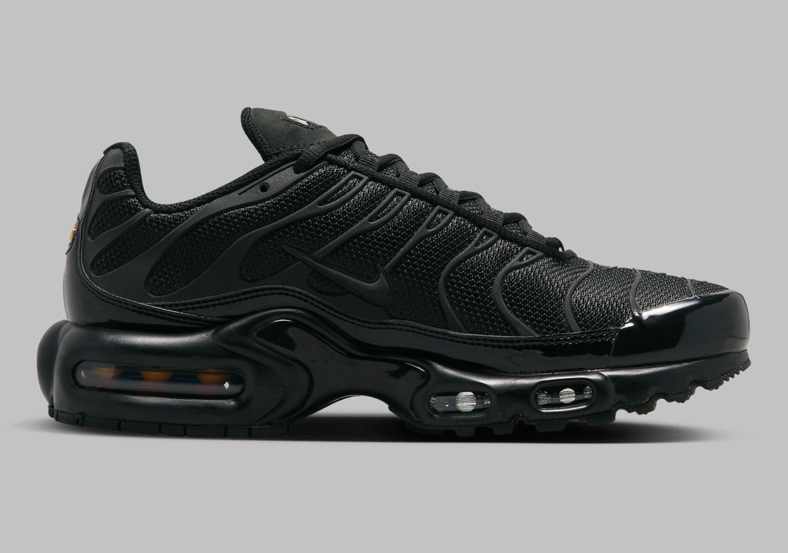 Nike,Air Max Plus,FB8479-001  「黑魂」配色太高街了！全新 Nike Air Max Plus 官图曝光！