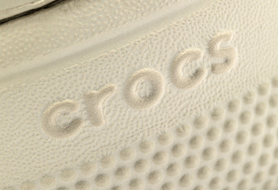 Classic Cozzzy Sandal,Crocs  长这样的「洞洞鞋」头一次见！舒适性、可玩性都拉满了！