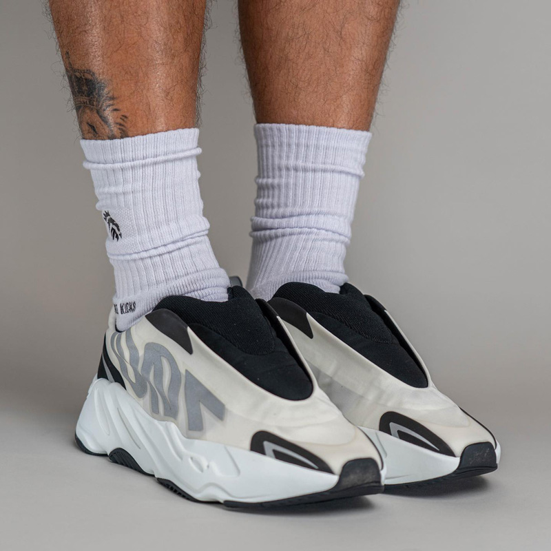 Yeezy 700 MNVN Laceless,Analog  「熊猫」配色太帅了！全新无鞋带版本 Yeezy 700 MNVN 来了！