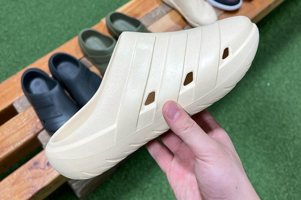 Yeezy,Clog,Slide,拖鞋  听说 Yeezy 拖鞋要停产？adidas 这就给你安排平替！