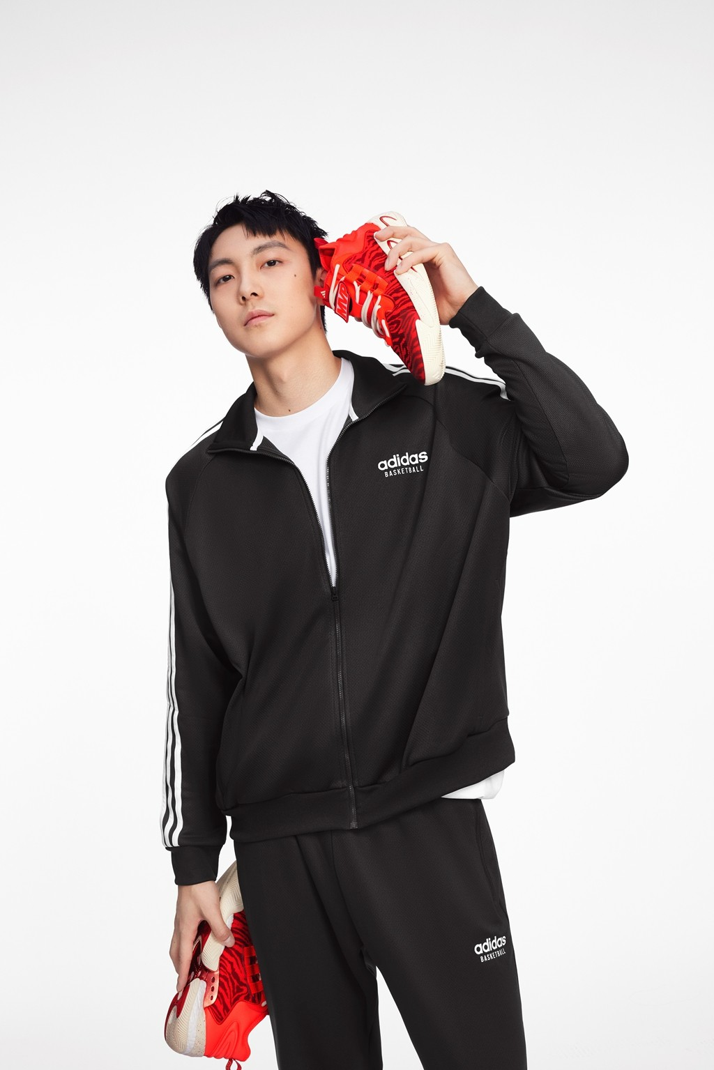 鞋舌处可更换的魔术贴设计,包含 mvp 字样,代表胡明轩球衣号码的 3 号