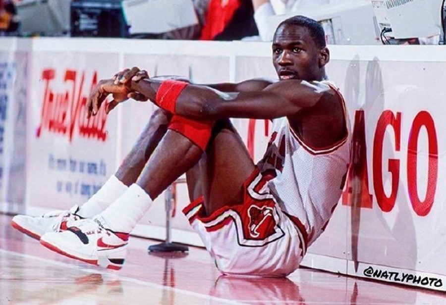 乔丹比赛不穿 aj 改穿「耐克」,原因是 .