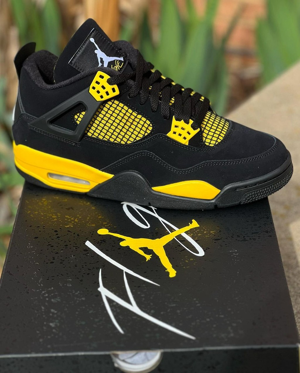 无愧是近两年中人气最高的正代鞋型之一,2021 年时登场的「电母」aj4