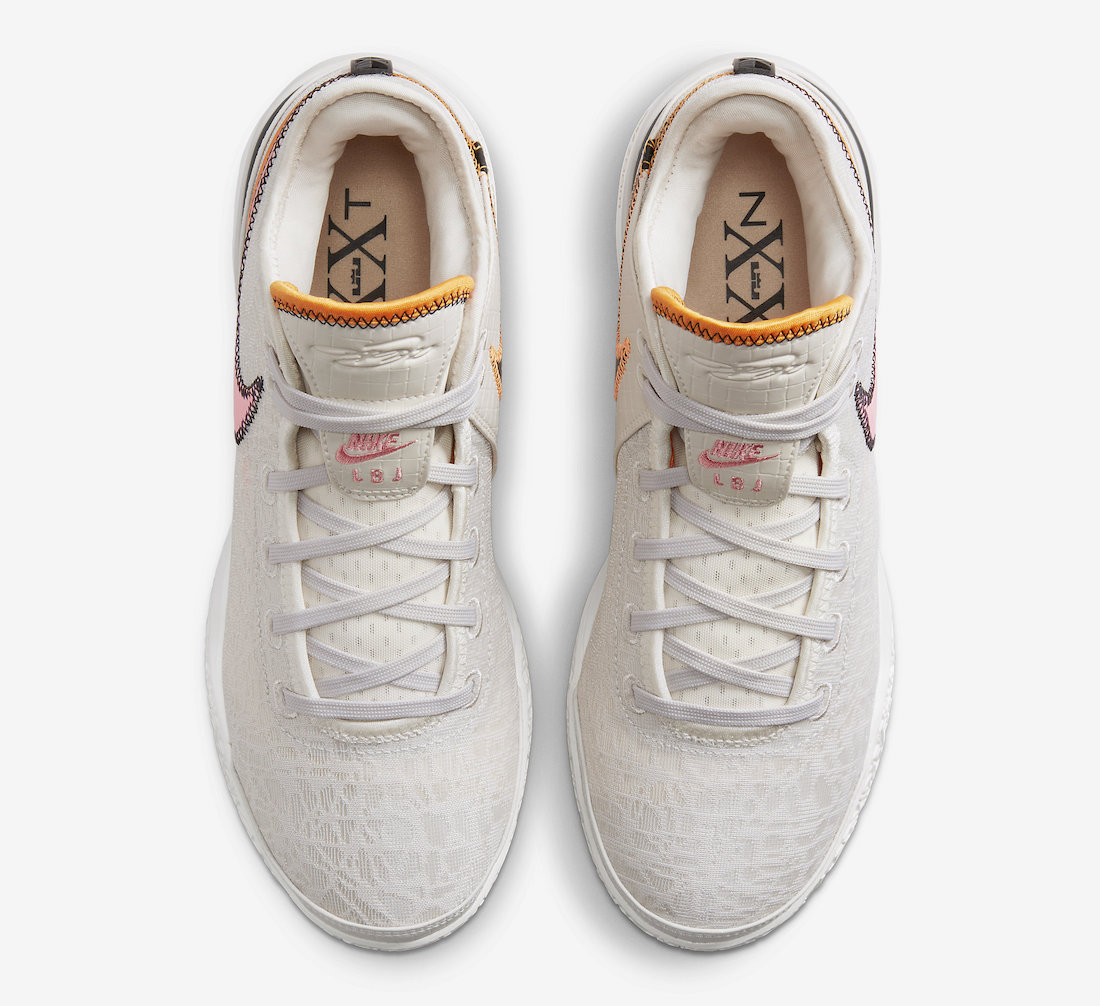 白色的中底分别在前,后掌搭载有 zoom turbo 材料和 zoom air 气垫