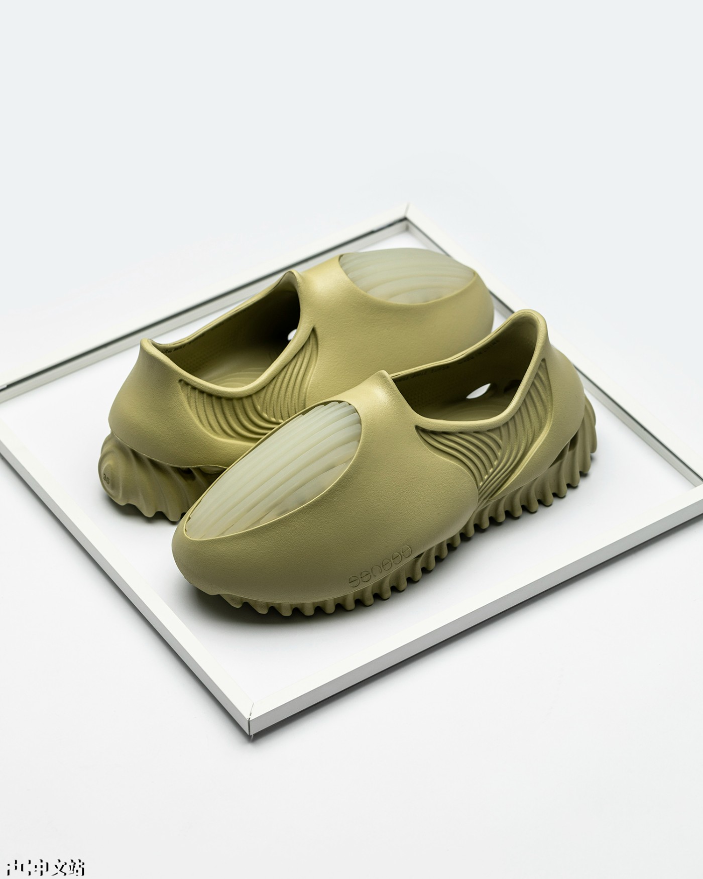 明星都在穿的鲸鱼鞋小姐姐露腿穿真长