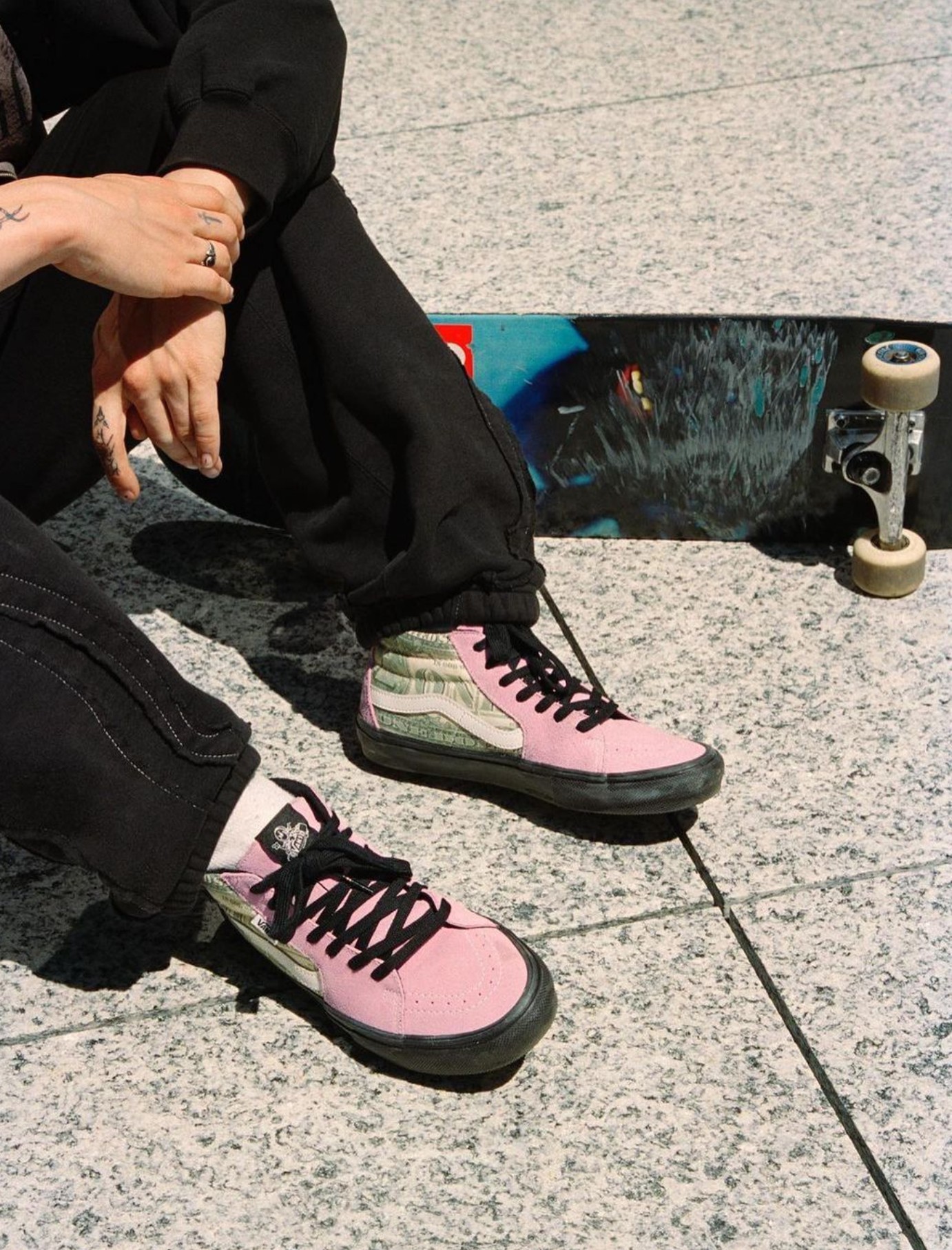 supreme联名新鞋本周登场还是经典美金配色