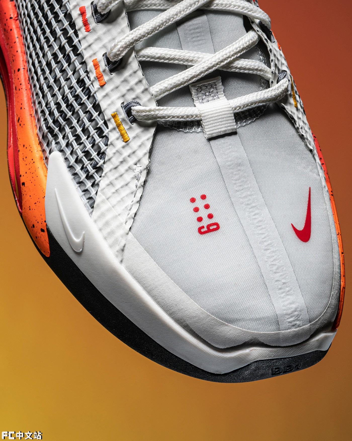 鞋头部位不仅点缀易建联个人签名和 nike swoosh,还在左,右脚分别呈现