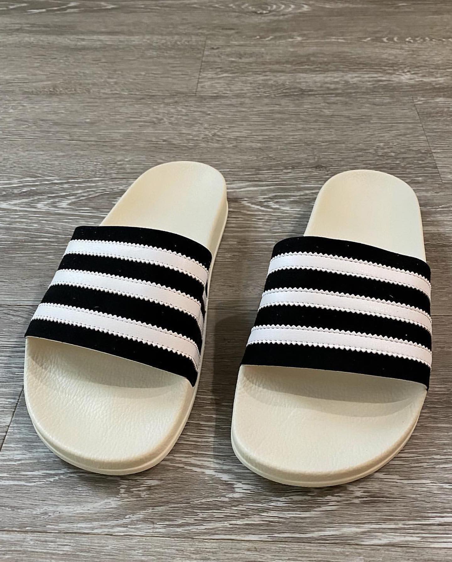 早い者勝ち！adidas ADILETTE jerry lorenzo - サンダル