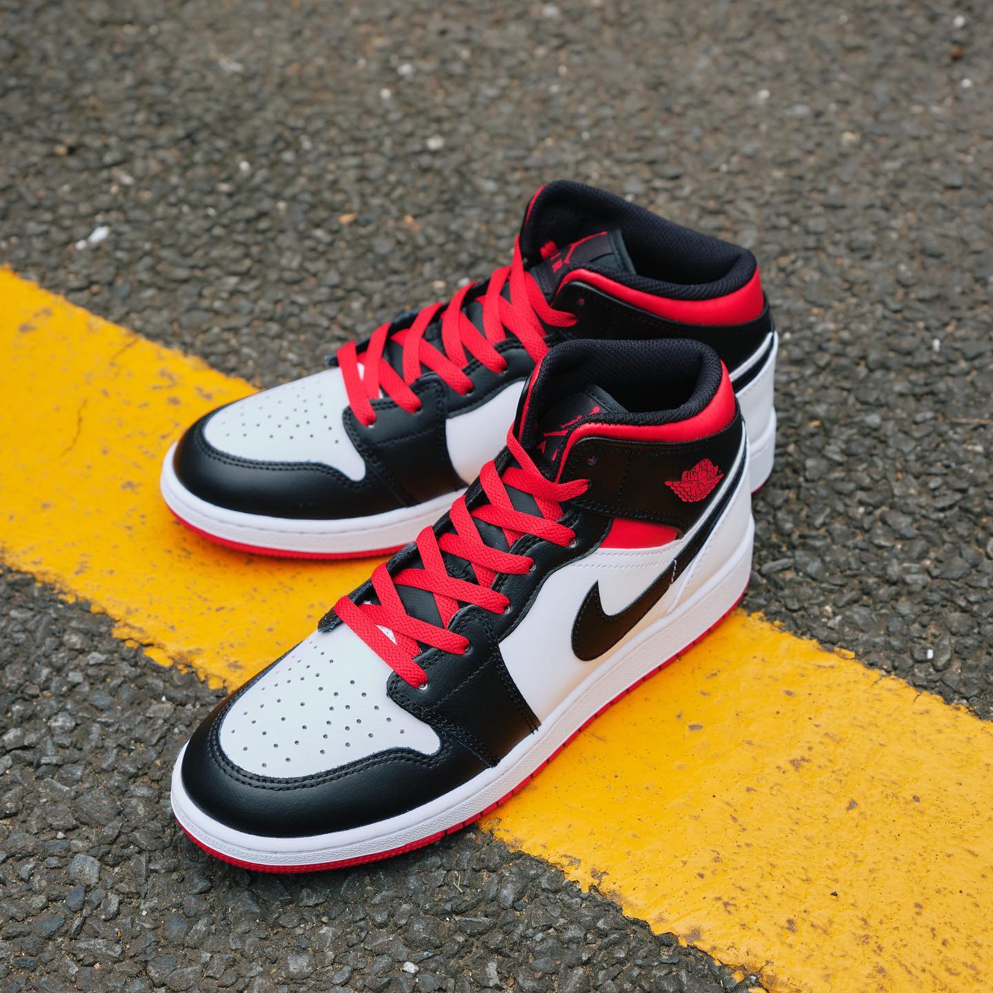 Jordan,Air Jordan 1 Mid，DQ8426  「黑脚趾」AJ1 实物曝光！可惜的是...