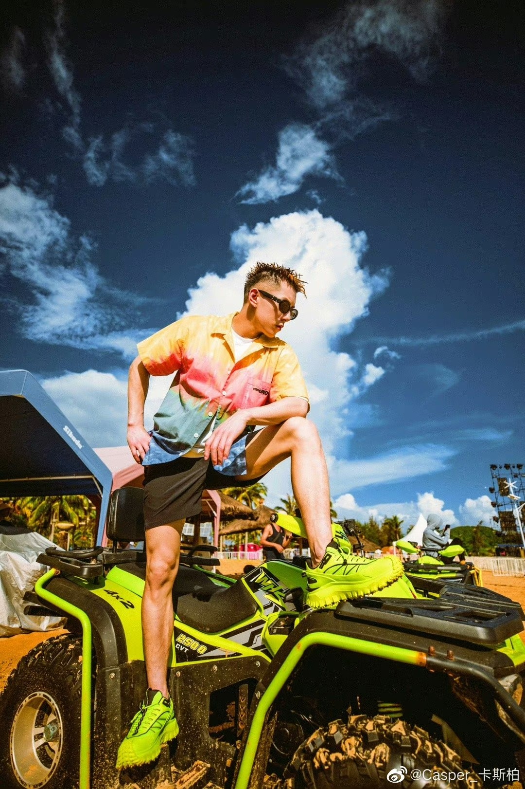 明星上脚,热烈  都在问黄渤穿的鞋是什么来头?今天终于破案了!