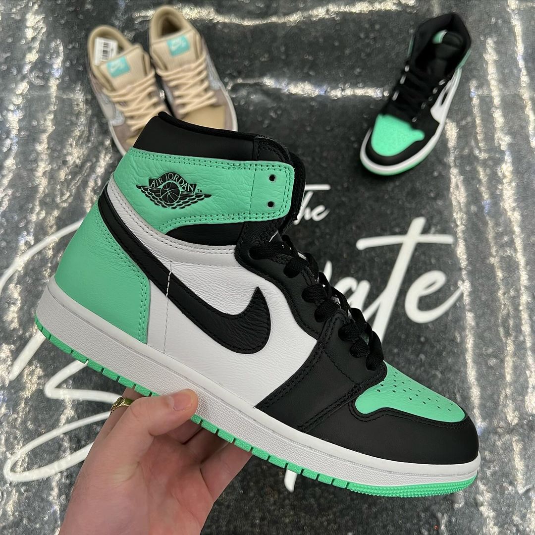 「蒂芙尼」配色的热度一直都很高,这不 air jordan 1 也要擦个边.