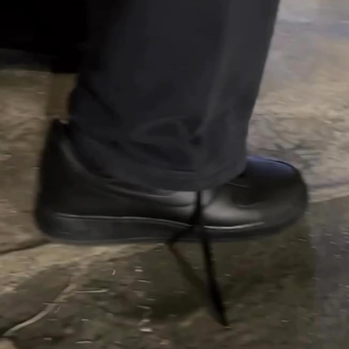 Kanye West,侃爷,AF1  侃爷又穿 Nike 球鞋了！是这双…