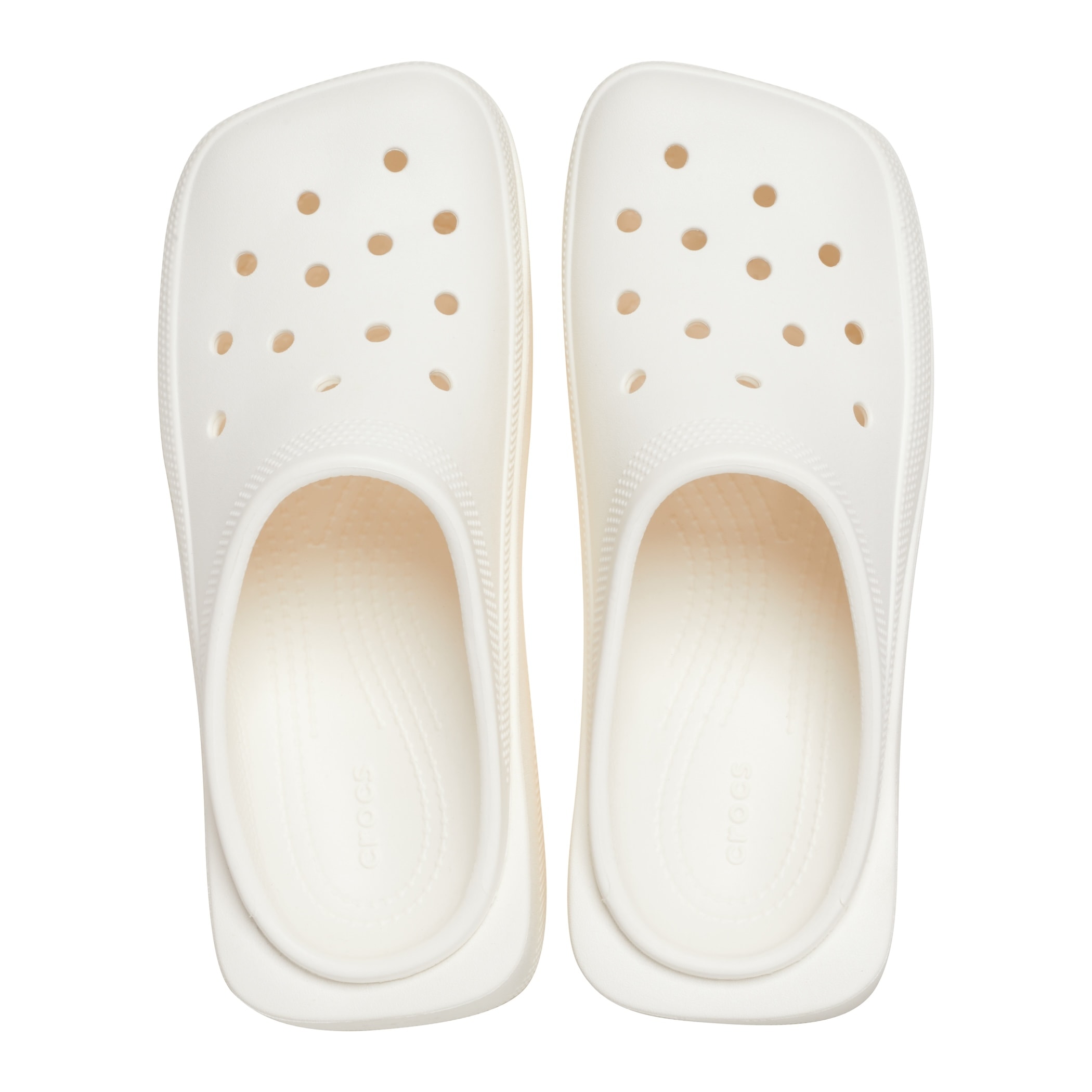 目前全新 crocs blunt toe 已经在线下指定门店登场,定价为 ￥769 元.
