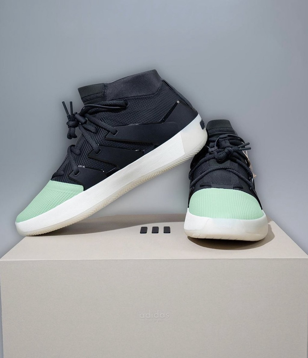 据悉,这两双 fear of god athletics one model 大学 pe 都将于美国