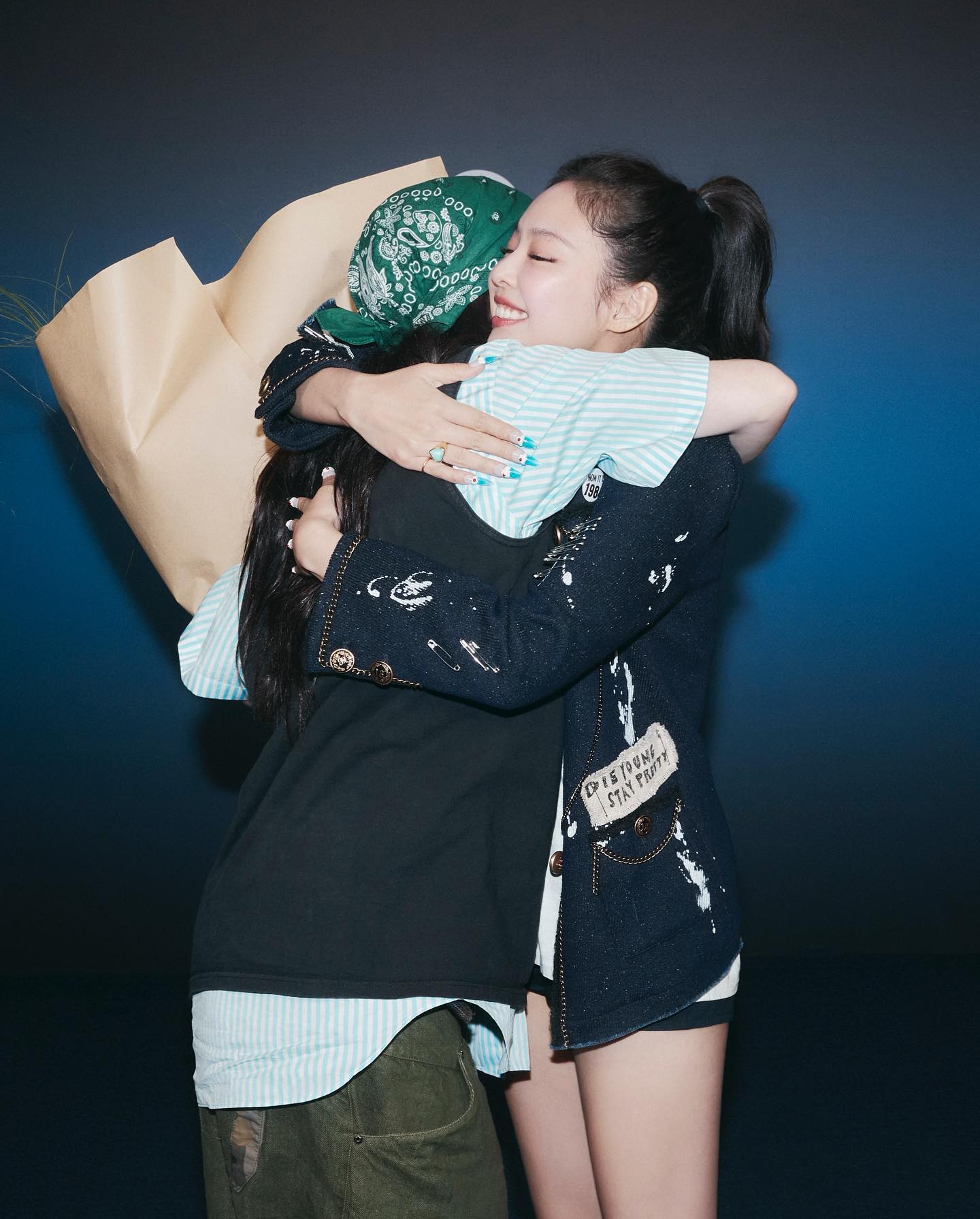 明星上脚,Jennie,Billie Eilish  Jennie、碧梨罕见同框！脚上穿的鞋你认识吗？