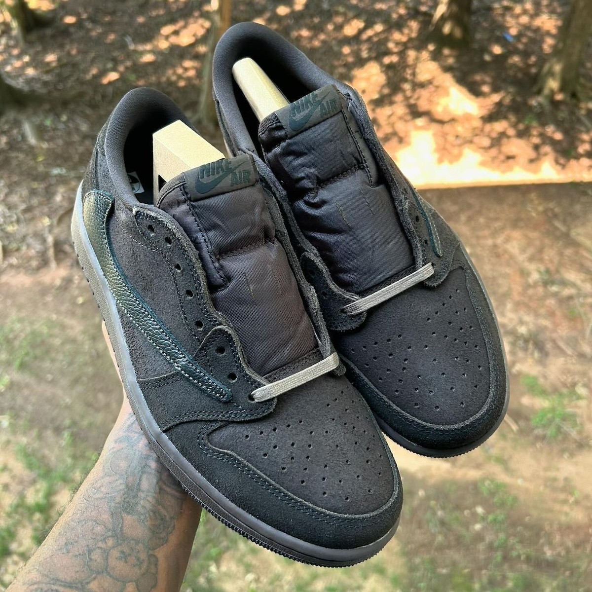 Travis Scott x Air Jordan 1 Lo  登场日期提前！这双「TS 新倒钩」实物泄露！