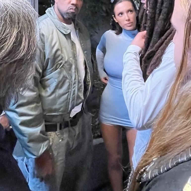 Bianca，Kanye，侃爷  侃爷、比安卡现身东京，今天是这身装扮…