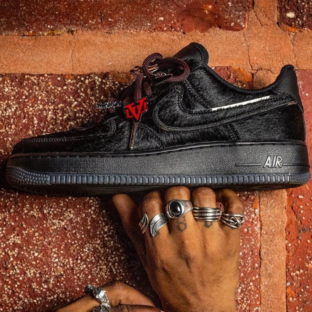 地区,限定,全新,「,马毛,AF1,」,太帅,了,最近,  入手难度不低！Nike 又把 AF1 玩出花了！