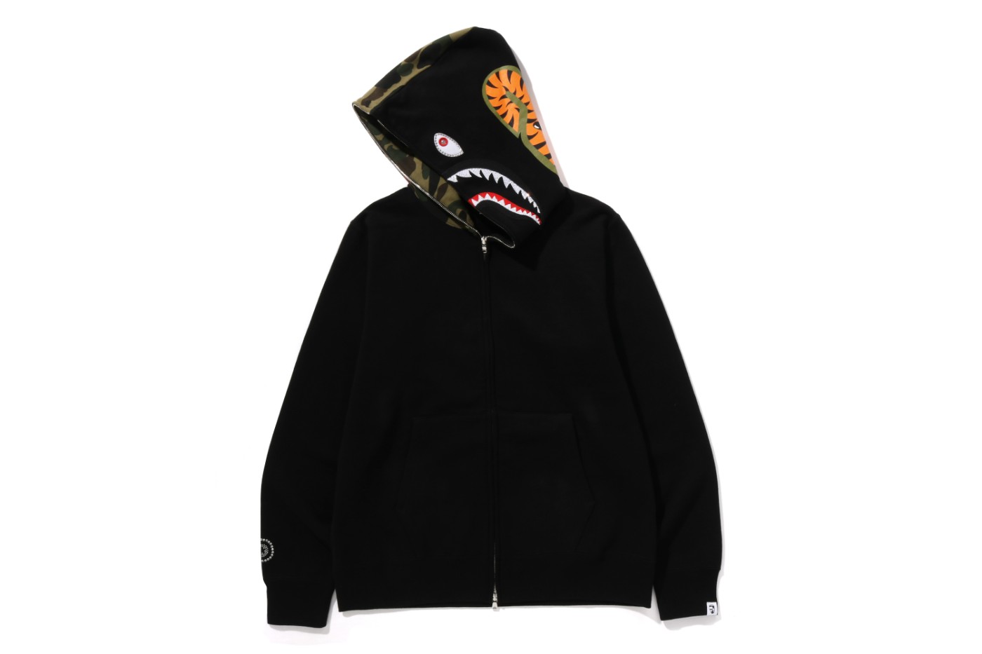 BAPE®,施华洛世奇  「BAPE® x 施华洛世奇」新品曝光！这鞋太帅了！