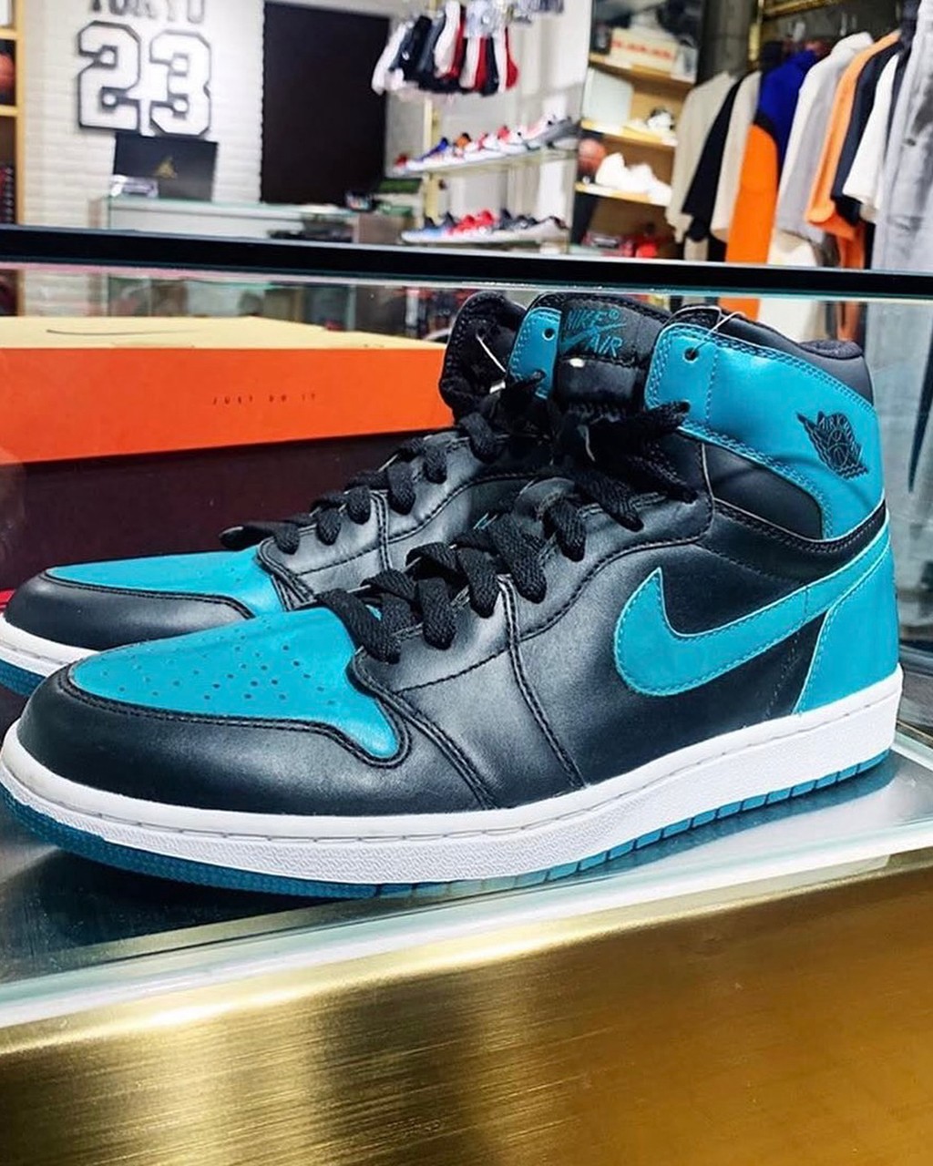 Air Jordan 1 PE,稀有  长见识了！这双「稀有 AJ」你可能真没见过…