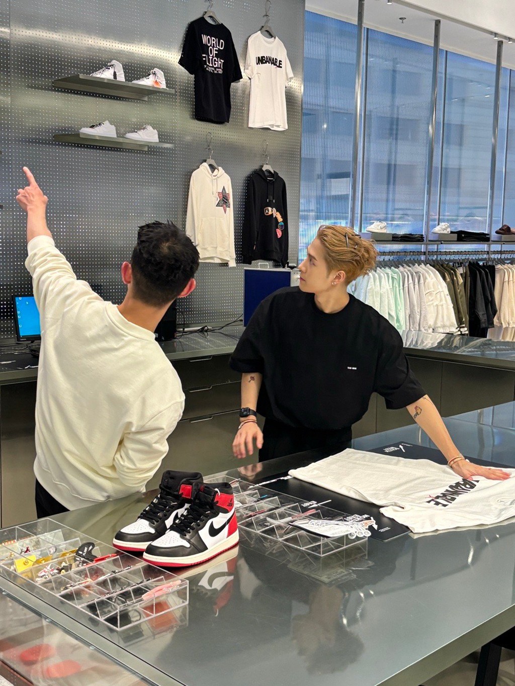 黑脚趾,Air Jordan 1 High OG,Black  王嘉尔突袭 Jordan 线下店铺！脚上的「特别版 AJ」有点意思！