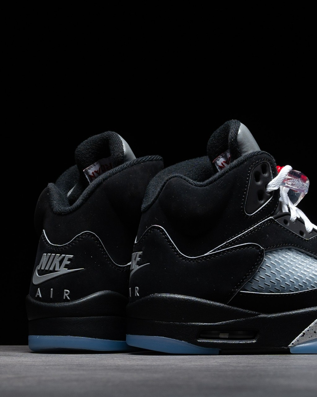 Air Jordan 5,Black Metallic Re  溢价不少！黑银 AJ5 国区补货！