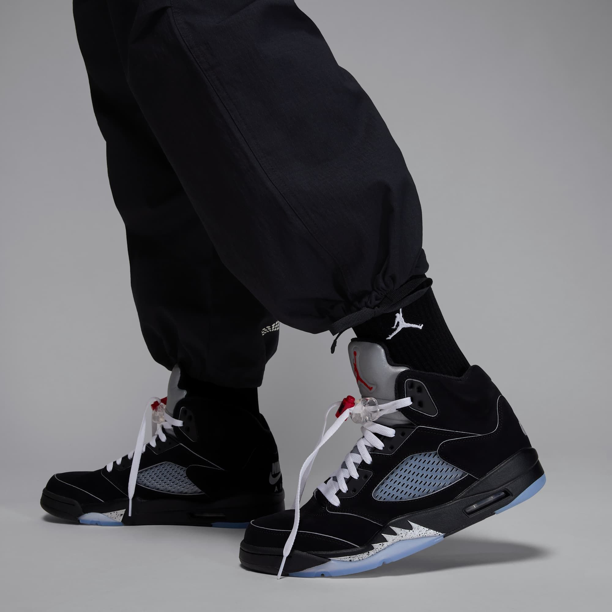 HF3975-001,AJ5,Air Jordan 5,黑银  今早的「黑银 AJ5」已售罄！目前市价是...