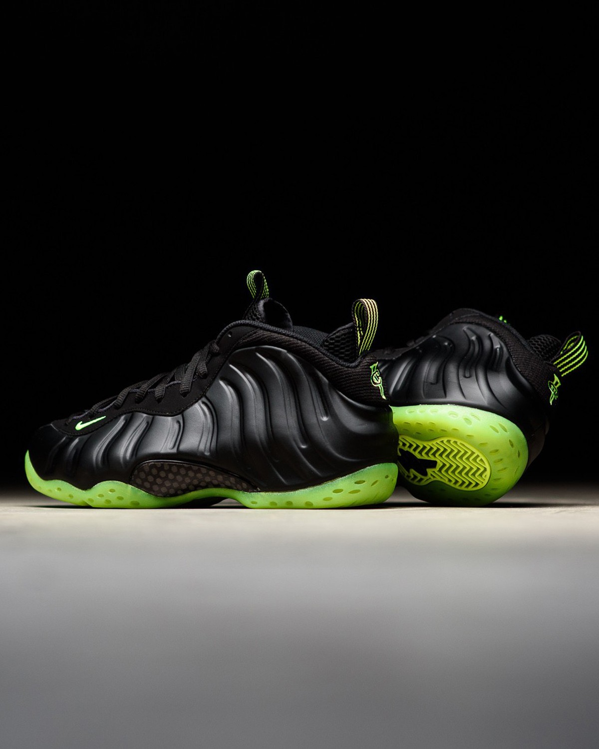 Nike,Air Foamposite One,Volt,H  市价不低！「黑绿喷」最新美图曝光！