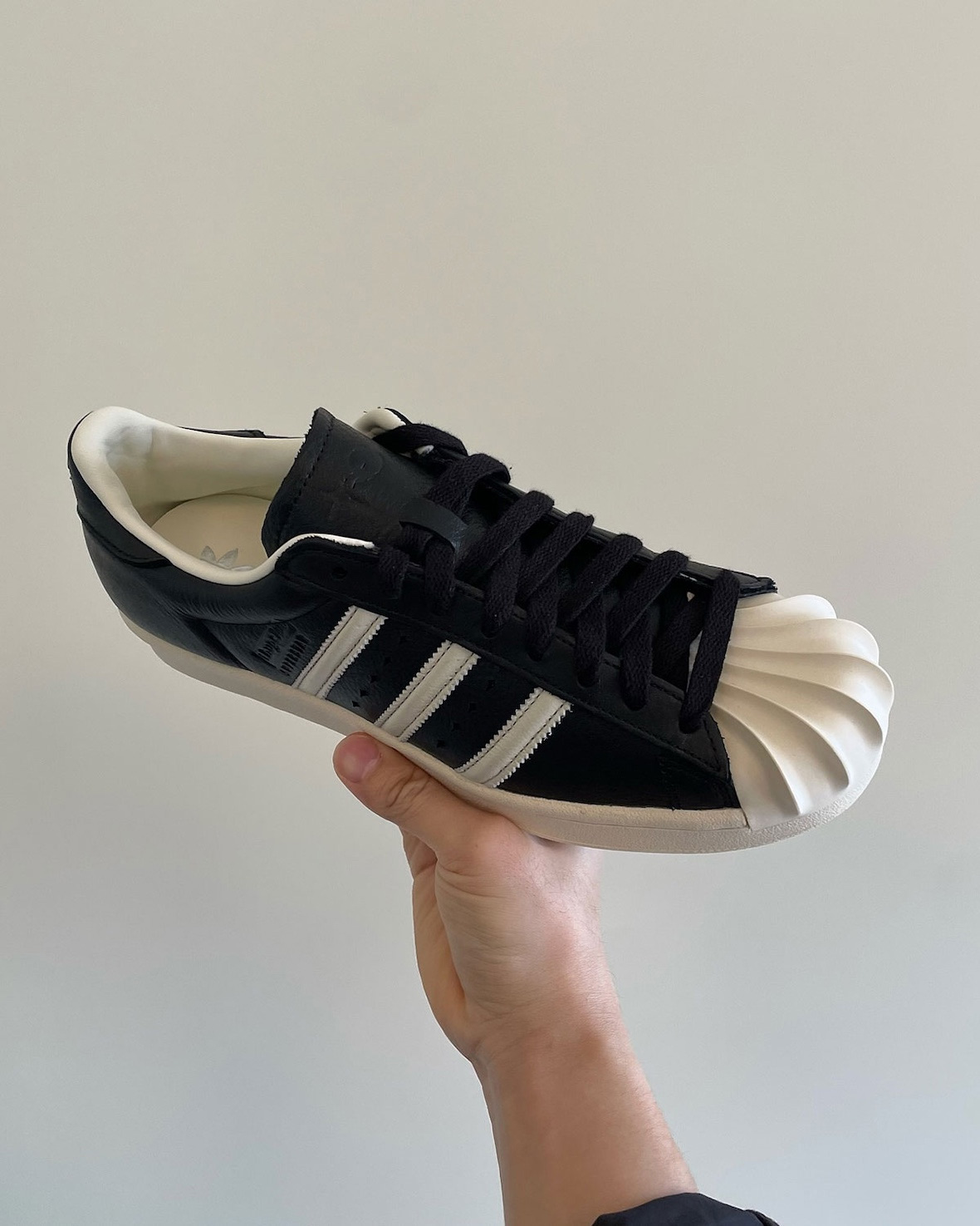 Thug Club,adidas Originals,Sup  夸张又经典！这双联名「贝壳头」有点意思…