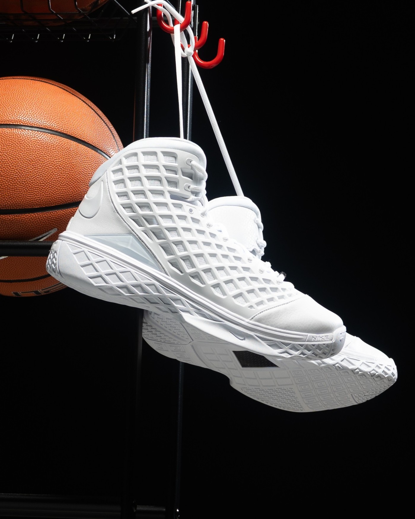 HM4351-100,Kobe 3,Nike  每年的八月都有这样一双「Nike Kobe」战靴！今年这双格外惊喜…
