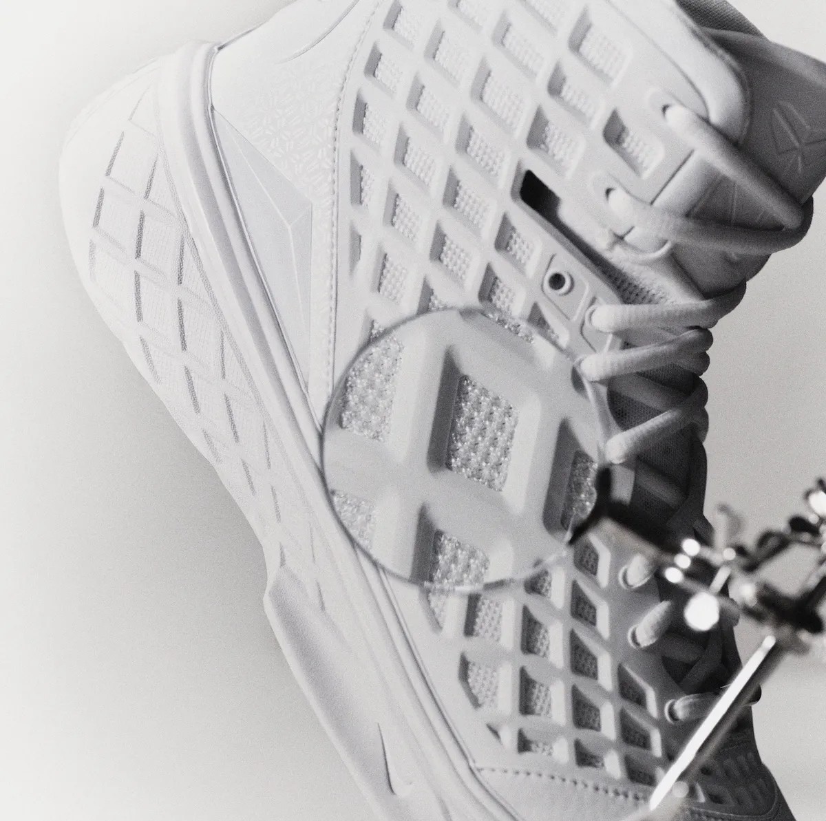 Nike,Kobe 3,HM4351-100  今早中签了吗？「纯白 Kobe 3」这个价了！