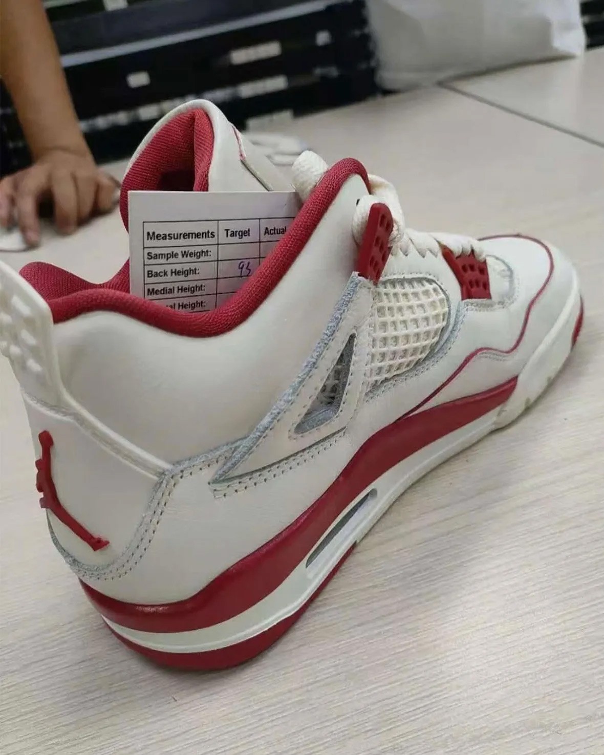 HV0823-108,AJ4,Air Jordan 4  AJ4「新白红」实物图片首次曝光！日期是…