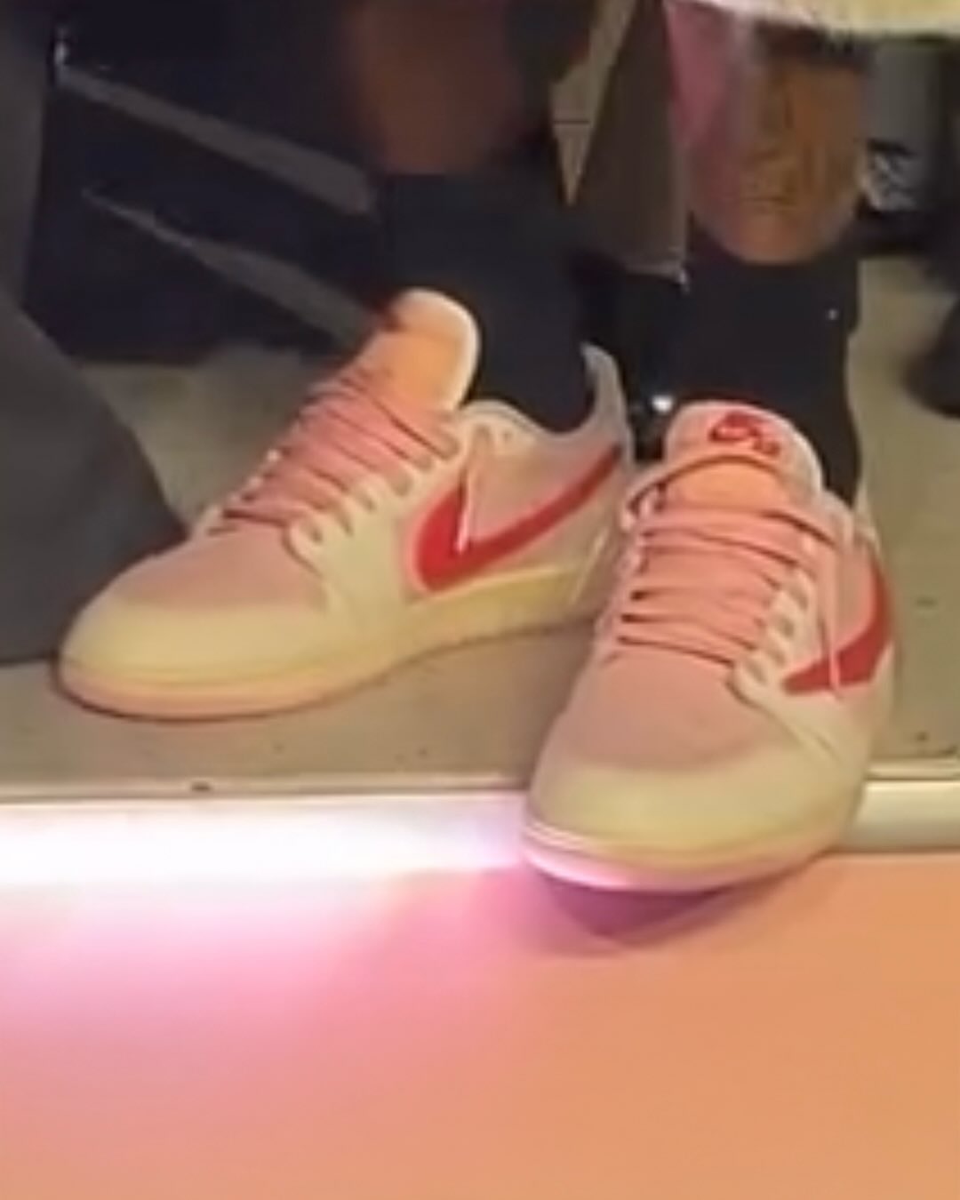 明星上脚  Travis Scott 上脚！「猛男粉」倒钩给几分？