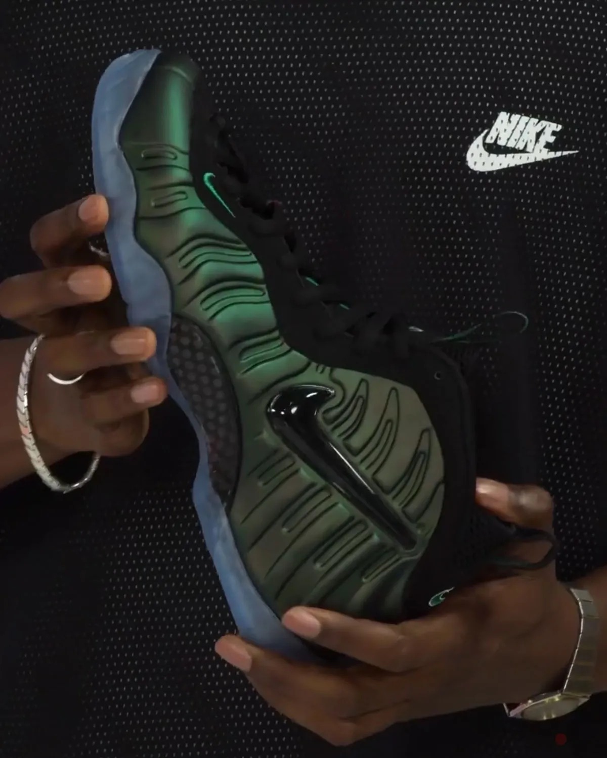 Nike,Air Foamposite Pro,Pine G  迷人光泽难以抗拒！「松绿泡」最新实物曝光！