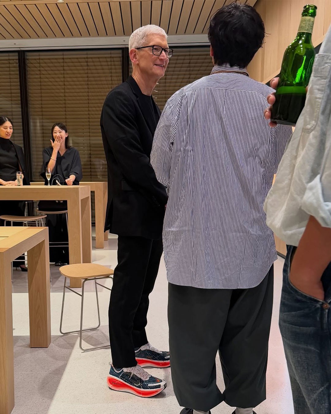 苹果,CEO,库克,Nike  新店开业，苹果 CEO 库克上脚 Nike 新鞋，这双真的买不到！