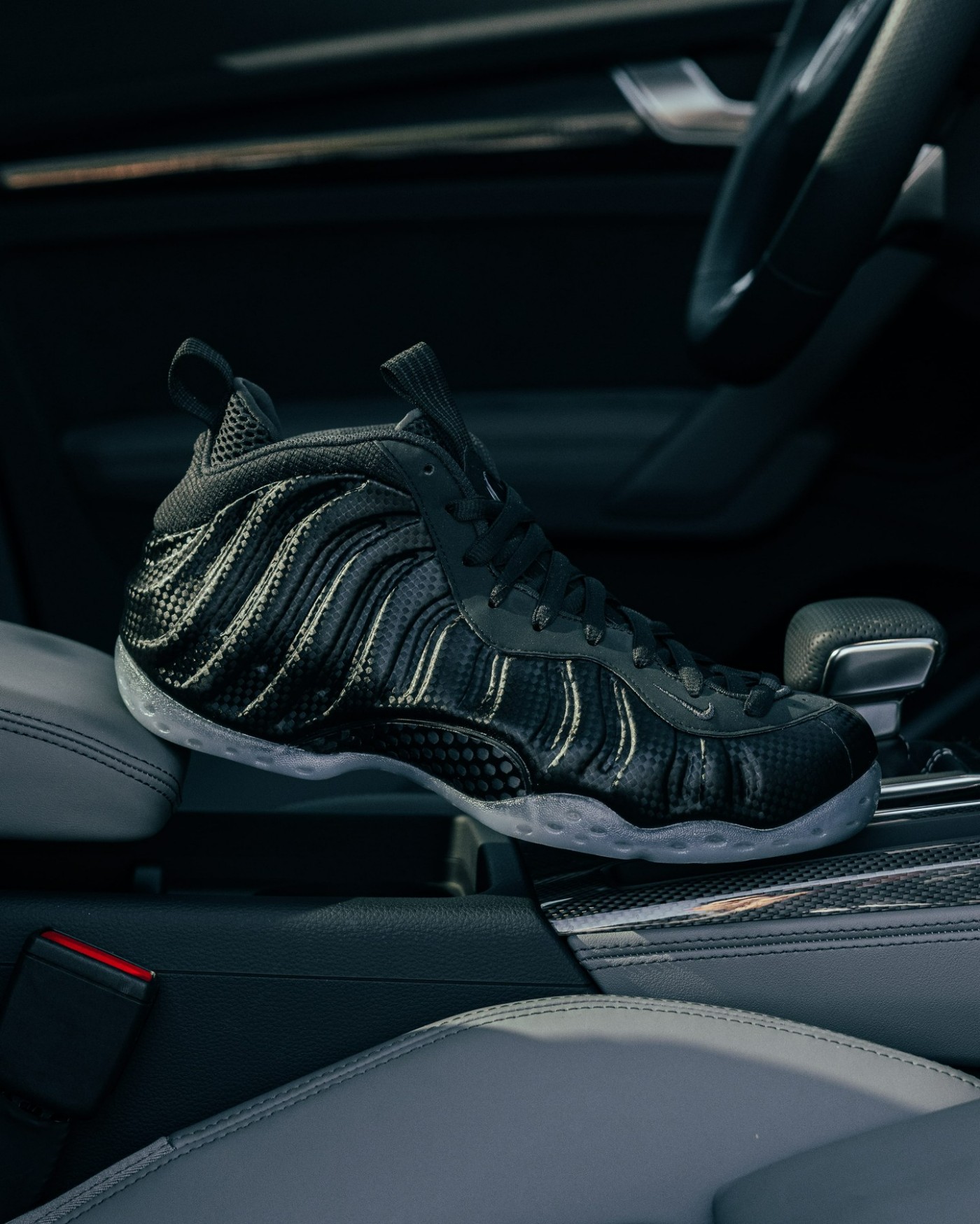 Nike,Air Foamposite One,Carbon  Nike「碳纤维喷」美图！市价这个数了！