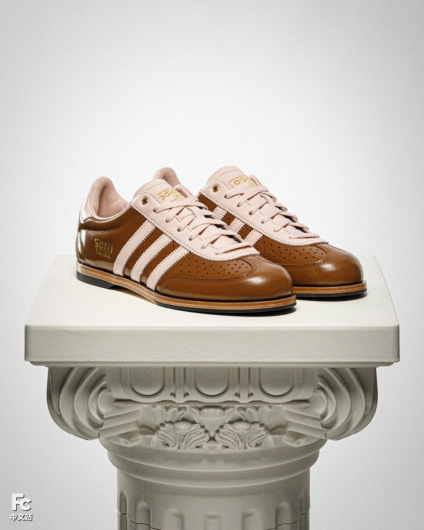 最近,三,叶草,「,溢价,最多,」,的,是,这双,  三叶草「这双新鞋」初看很怪，上脚很香！想买还真不容易！