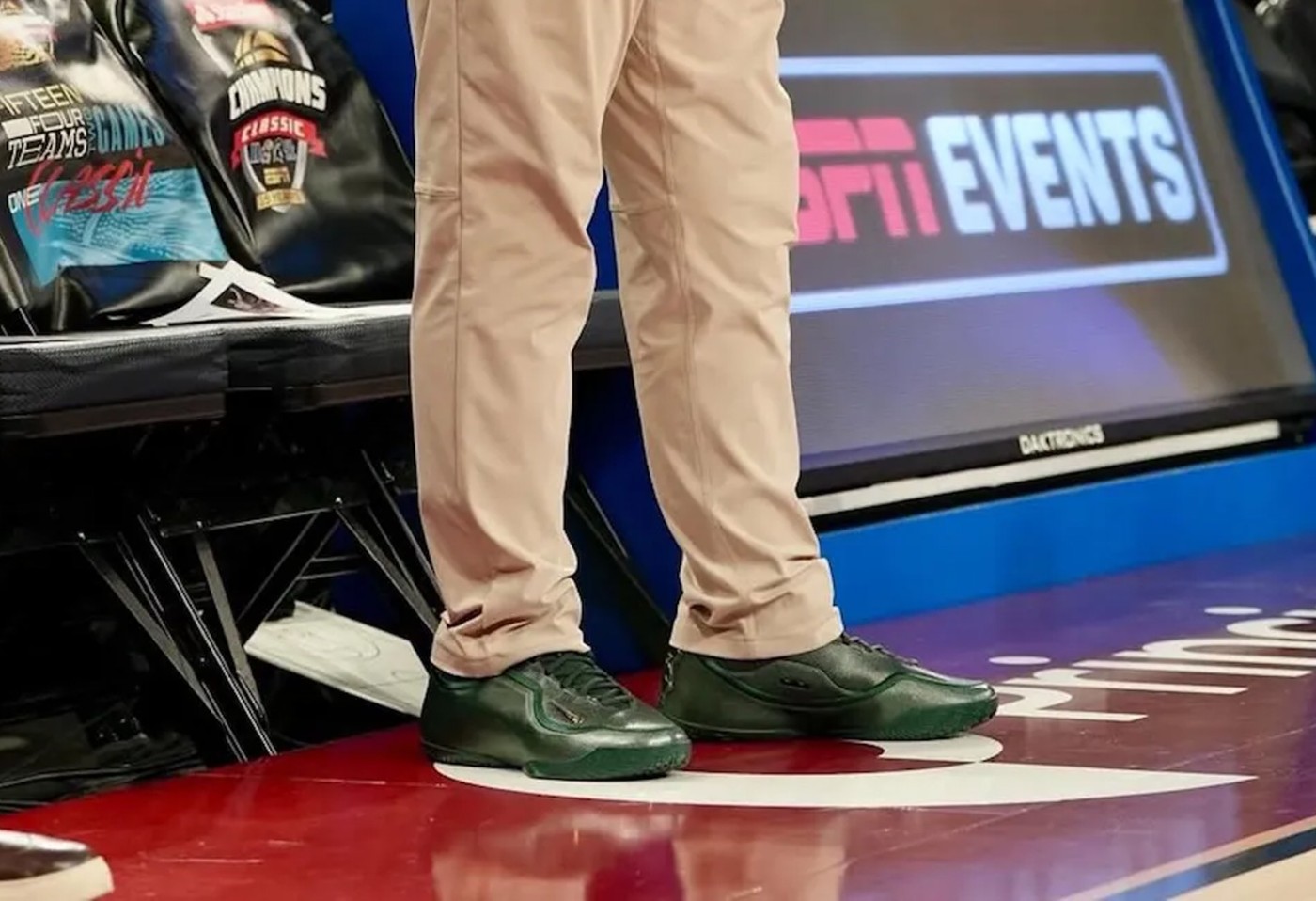 LeBron 23,密歇根大学  首个大学配色！LeBron 23 密歇根 PE 首次曝光！