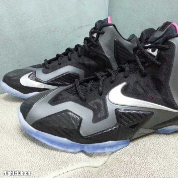 Nike,LeBron,11,GS,黑色碳纤维  Nike LeBron 11 GS 黑色碳纤维/粉色 实物曝光