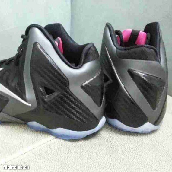 Nike,LeBron,11,GS,黑色碳纤维  Nike LeBron 11 GS 黑色碳纤维/粉色 实物曝光