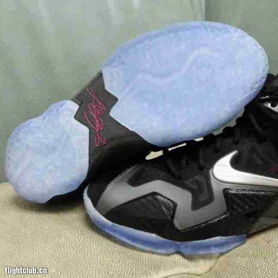 Nike,LeBron,11,GS,黑色碳纤维  Nike LeBron 11 GS 黑色碳纤维/粉色 实物曝光