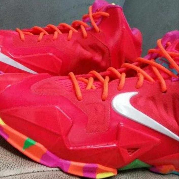 Nike,LeBron,11,GS,红/花色大底  Nike LeBron 11 "Fruity Pebbles" 实物曝光