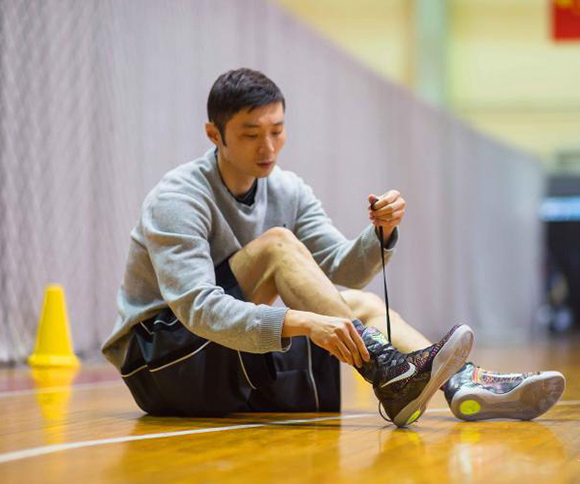 球鞋资讯,球鞋新闻,时尚杂  刘炜亲着 Kobe 9 Elite 参加训练