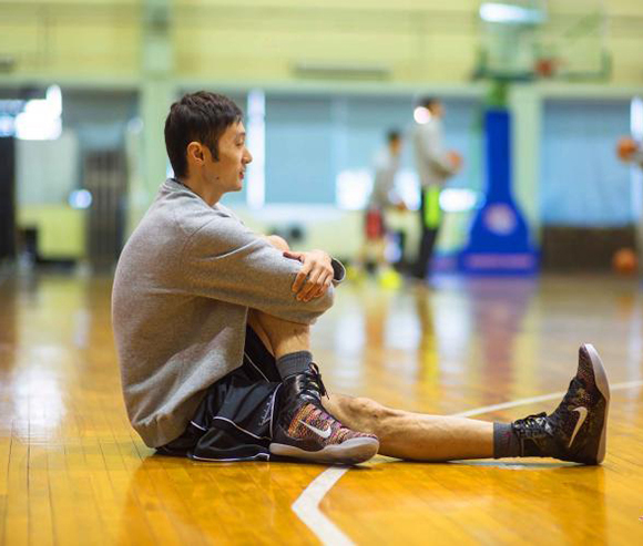 球鞋资讯,球鞋新闻,时尚杂  刘炜亲着 Kobe 9 Elite 参加训练