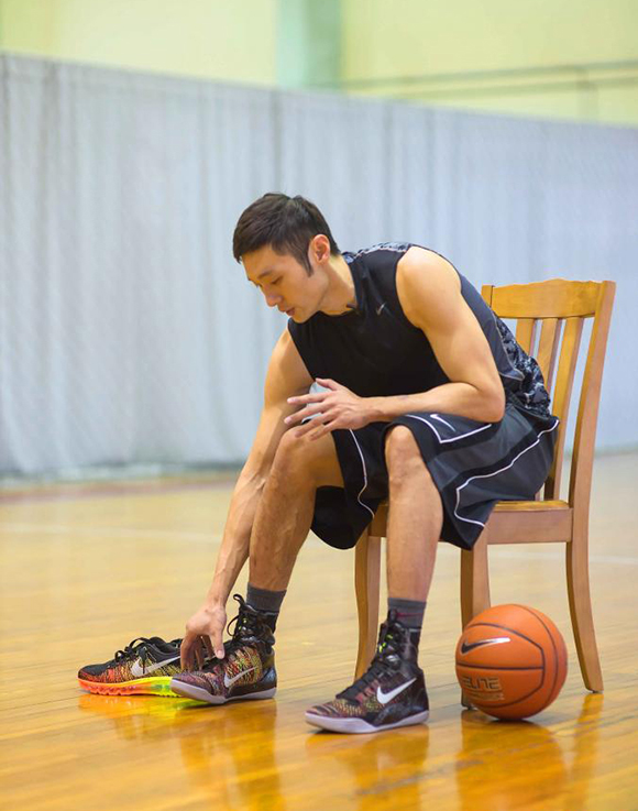 球鞋资讯,球鞋新闻,时尚杂  刘炜亲着 Kobe 9 Elite 参加训练