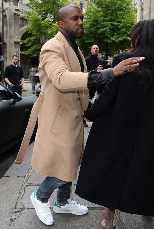 kanye west 上脚 adidas originals stan smith