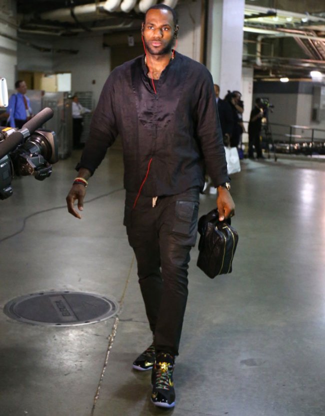 LeBron,James亲着“Watch,the LBJ11 詹姆斯上脚 LeBron 11 “Watch the Throne” 正面照